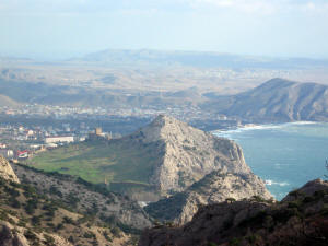 Вид на Генуэзскую крепость в Судаке со склона горы Сокол